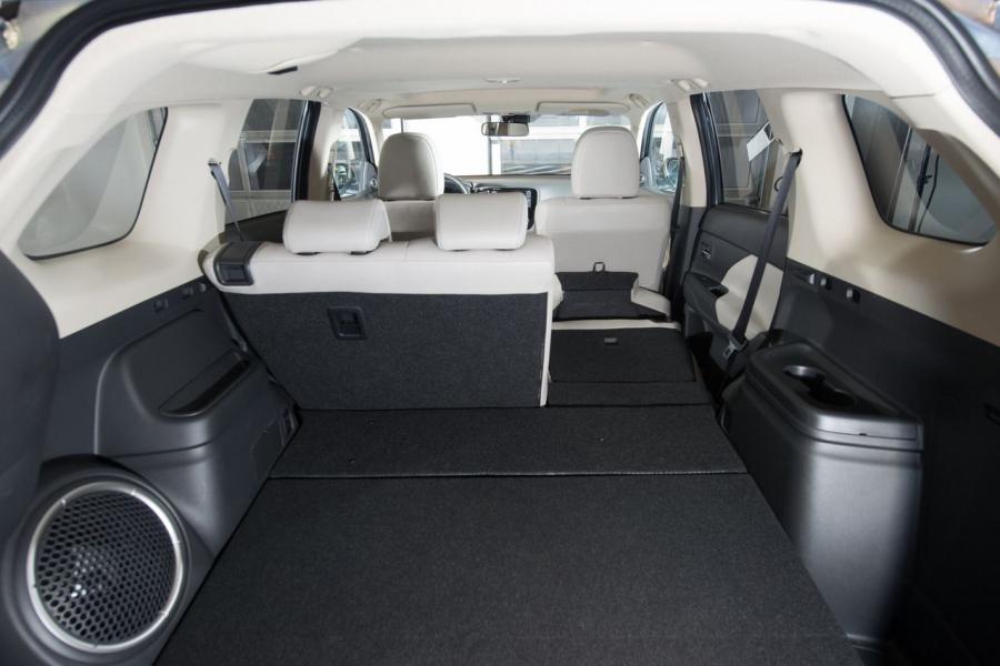  Mitsubishi Outlander PHEV 2012 года  (фото 29 из 48)